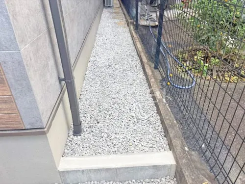 犬走り 防犯砂利敷き バラス砕石 防草シート加工