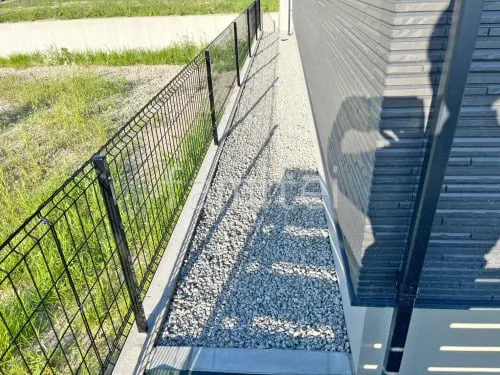 犬走り 防犯砂利敷き バラス砕石 防草シート加工