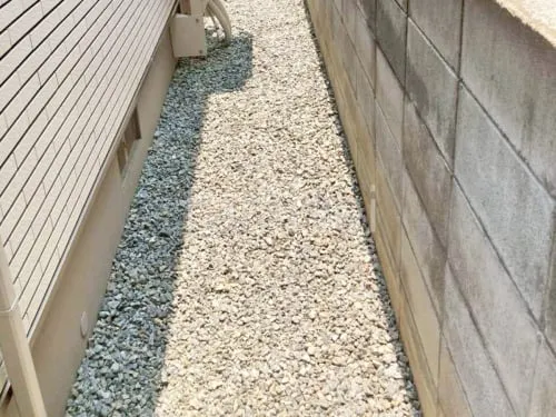 犬走り 防犯砂利敷き バラス砕石 防草シート加工