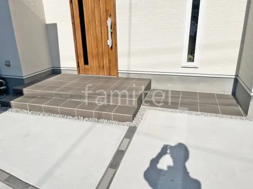 玄関アプローチ階段 床タイル貼り LIXIL グレイスランド