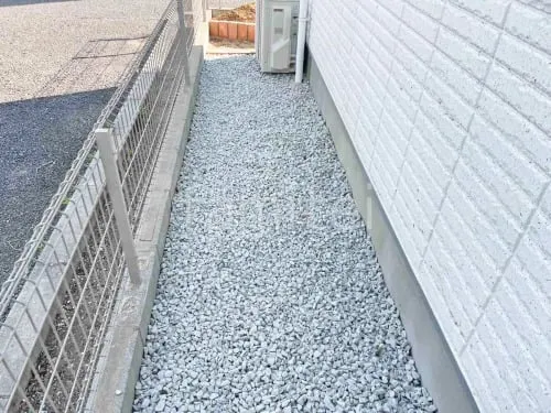犬走り 防犯砂利敷き バラス砕石 防草シート加工