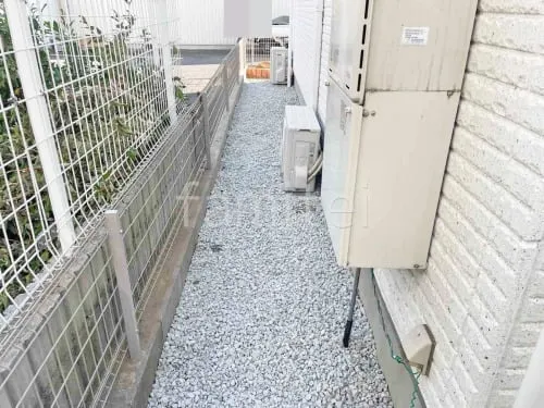 犬走り 防犯砂利敷き バラス砕石 防草シート加工