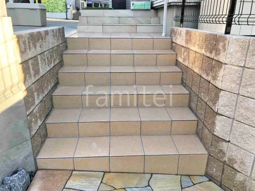 玄関アプローチ階段 床タイル貼り LIXIL グレイスランド