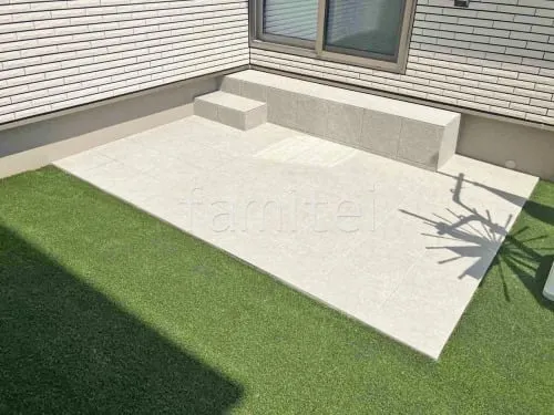 人工芝 防草シート加工 グリーンフィールド リアリーターフ ミドル 25mm  タイルデッキ 壁2面  LIXIL グレイスランド ベーシック