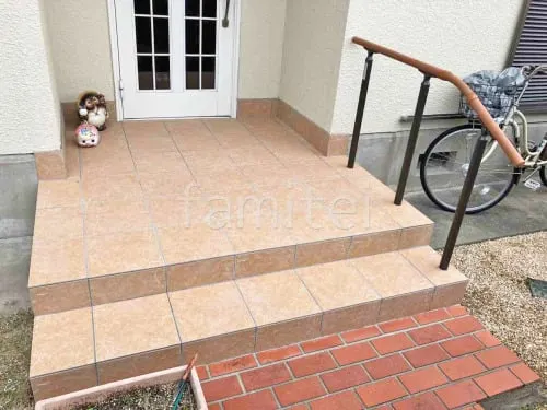 玄関アプローチ階段 床タイル貼り LIXIL グレイスランド 手すり グリップライン