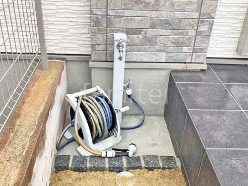 立水栓 カクダイ 水栓柱ミカゲ ピンコロ囲い水受け(パン) 土間モルタル仕上げ 洗い場