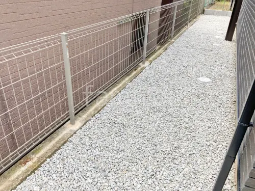 犬走り 防犯砂利敷き バラス砕石 防草シート加工