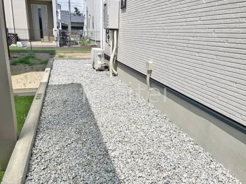 犬走り 防犯砂利敷き バラス砕石 防草シート加工