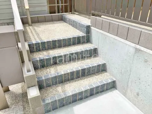 玄関アプローチ階段 床洗い出し仕上げ 淡路三分 蹴上げ縁ラインピンコロ石