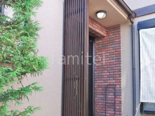 目隠しフェンス塀 YKKAP ルシアススクリーン たてデザイン ストライプ格子 玄関前納まり