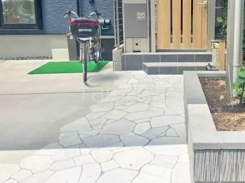 玄関アプローチ 床石貼り 乱形石 石英岩