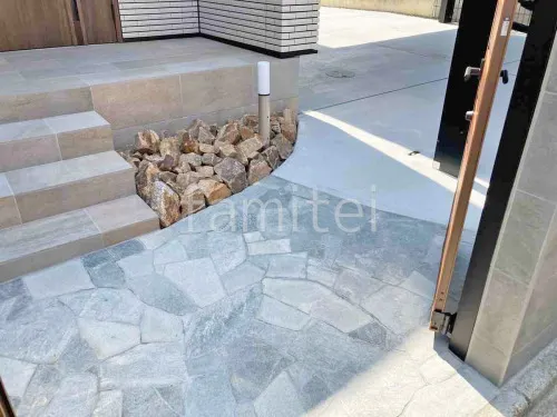 玄関アプローチ 床石貼り 乱形石 石英岩