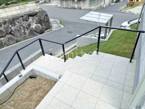 玄関アプローチ階段 床タイル貼り LIXIL グレイスランド