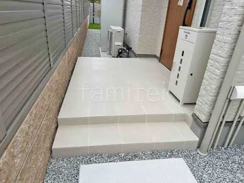 玄関アプローチ階段 床タイル貼り LIXIL グレイスランド