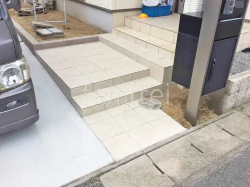 玄関アプローチ 床タイル貼り LIXIL グレイスランド