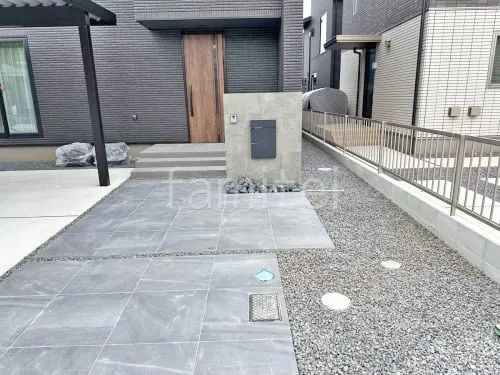 玄関アプローチ 床タイル貼り LIXIL アヴァンティ