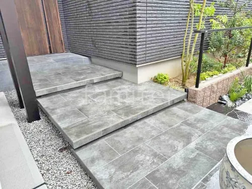 玄関アプローチ 浮遊階段(蹴込み階段) 床タイル張り タカショー セラレバンテ