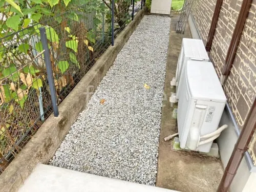 犬走り 防犯砂利敷き バラス砕石 防草シート加工