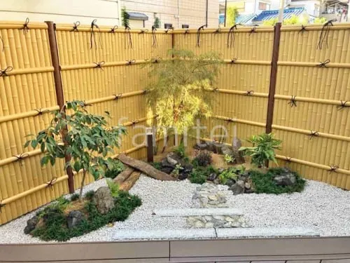 和風坪庭 イロハモミジ ツバキ 目隠しフェンス塀 タカショー e-バンブーユニット 建仁寺垣