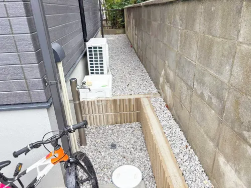 犬走り 防犯砂利敷き バラス砕石 防草シート加工 土留め化粧ブロック ユニソン アルタ