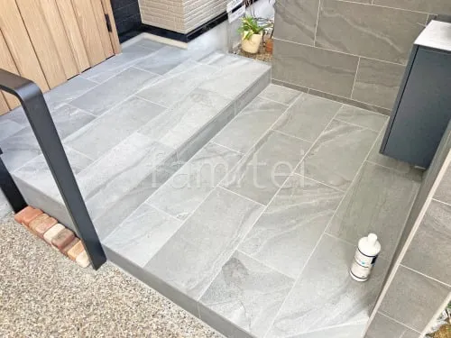 玄関アプローチ階段 床タイル貼り LIXIL アヴァンティ