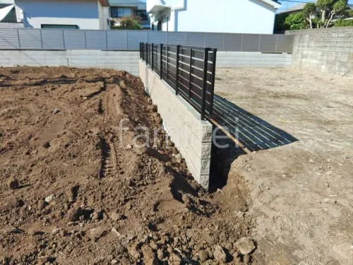 ブロック塀 （化粧ブロック） ユニソン シャモティ  アルミ形材 フェンス YKKAP 木製調ルシアスYS3F型 横スリット 目隠し 木調・ラティス