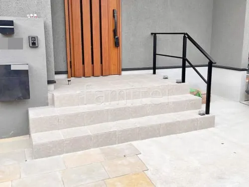 玄関アプローチ階段 床タイル貼り LIXIL グレイスランド