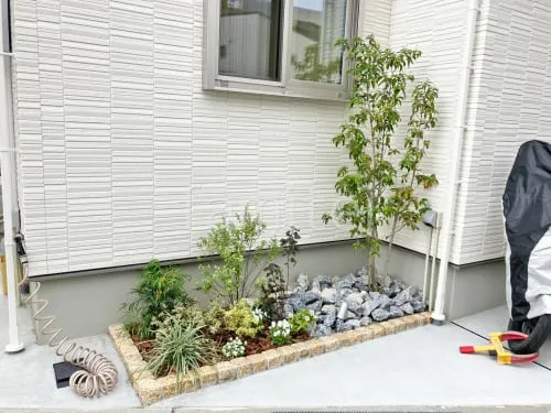 ピンコロ石花壇 ロックガーデン ゴロタ石 シンボルツリー ヤマボウシ 落葉樹 植栽