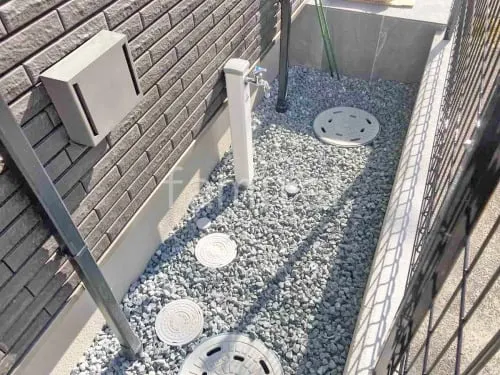 犬走り 防犯砂利敷き バラス砕石 防草シート加工