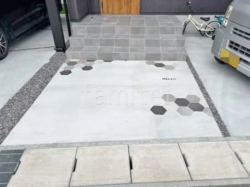 玄関アプローチ 土間コンクリート 床タイル張り サンワカンパニー ヘキサゴン