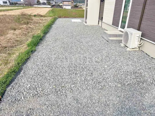 防草シート敷き 既存砂利再利用