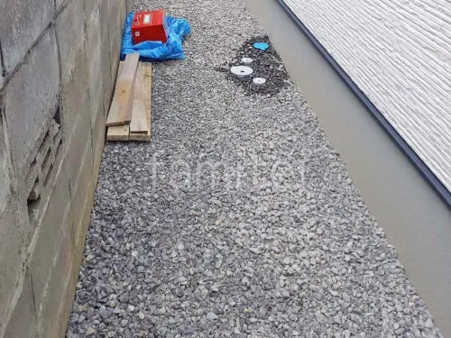 犬走り 防犯砂利敷き バラス砕石 防草シート加工