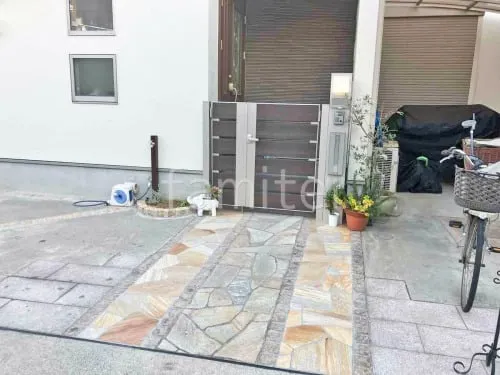 玄関アプローチ 床石貼り 乱形石 石英岩 玄関門扉 YKKAP 木製調ルシアスYS4型 親子両開き