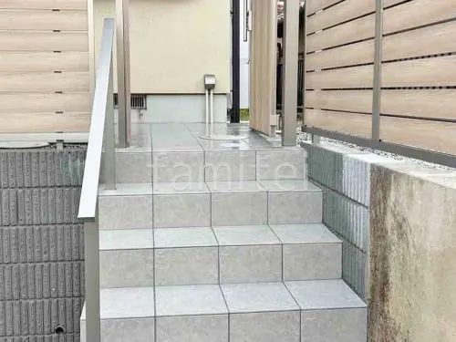 玄関アプローチ階段 床タイル貼り LIXIL グレイスランド 手すり アーキレール