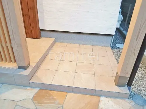 玄関アプローチ階段 床タイル貼り LIXIL ライトスレート