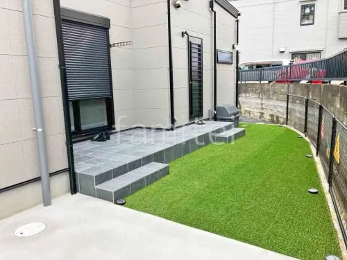 人工芝 防草シート加工 マツモト 人工芝 30mm  タイルデッキ 壁1面  LIXIL パセオ ベーシック テラコッタ風