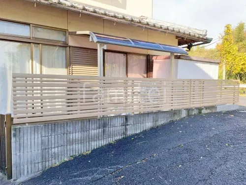 １階テラス屋根 （雨除け） YKKAP ソラリアR アール屋根 スタンダード 壁付 アルミ形材 フェンス LIXIL 木製調AA YR1型 横格子(ランダム) 木調・ラティス
