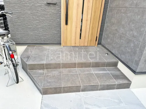 玄関アプローチ階段 床タイル貼り リビエラ アルケティポ