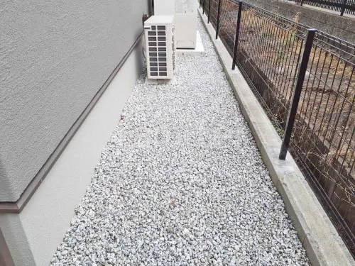 犬走り 防犯砂利敷き バラス砕石 防草シート加工