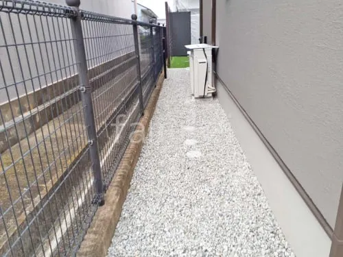 犬走り 防犯砂利敷き バラス砕石 防草シート加工