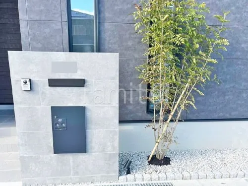 モダン門柱 壁タイル貼り タカショー セラレバンテ 郵便受けポスト YKKAPエクステリアポストG3型 宅配ボックス Panasonic コンボミドル シンボルツリー シマトネリコ 常緑樹 植栽