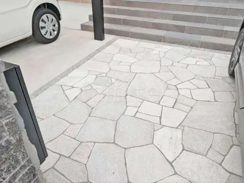 玄関アプローチ 床石貼り 乱形石 石英岩