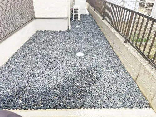犬走り 防犯砂利敷き バラス砕石 防草シート加工