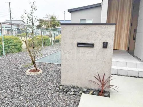 塗り壁門柱 エスケー化研 ベルアート塗装 郵便受けポスト LIXIL エクスポストS-1型 ロックガーデン 割栗石敷き