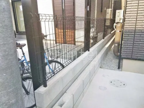 ブロック塀 （化粧ブロック） 太陽エコブロックス 普通CB  スチールメッシュ フェンス YKKAP イーネット3F型 スチール柱 境界・メッシュ