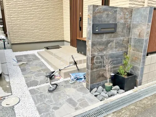 門柱 壁タイル貼り 名古屋モザイク ラバーニャ 郵便受けポスト 施主支給 玄関アプローチ 床石貼り 乱形石 ユニソン ワズストーン ミヤマ