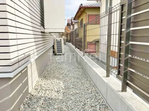 犬走り 防犯砂利敷き バラス砕石 防草シート加工