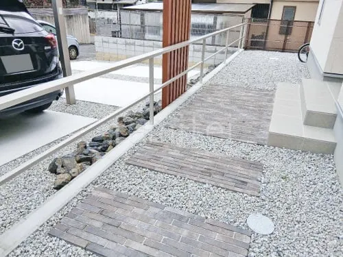 玄関アプローチ 床平板敷き ユニソン フラミア