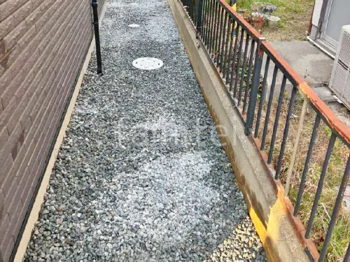 犬走り 防犯砂利敷き バラス砕石 防草シート加工