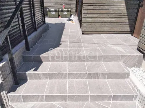 玄関アプローチ階段 床タイル貼り リビエラ エイ・ロック